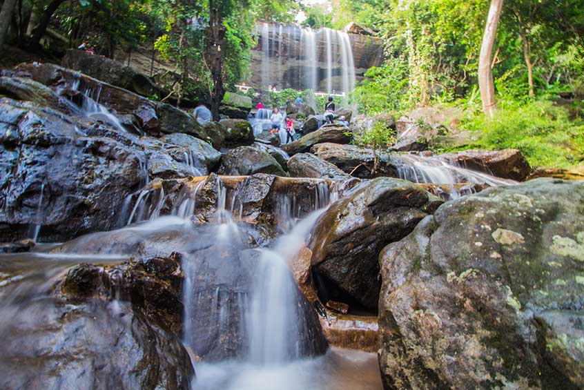 สถานที่ที่เป็นสถานที่เกิดขึ้นเองจากธรรมชาติ ทั้งถ้ำ และน้ำตก   